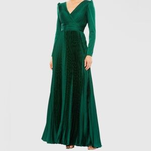 IEENA FOR MAC DUGGAL Green Pleated Long Sleeve V-Neck Gown